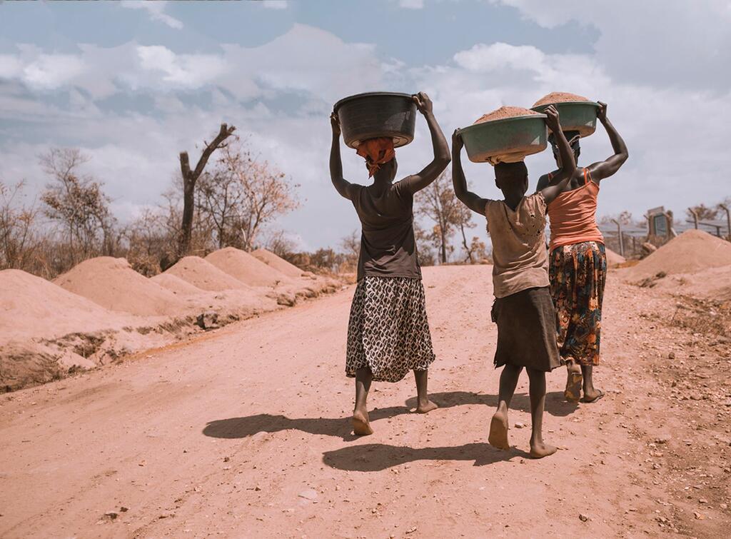 African women carrying baskets